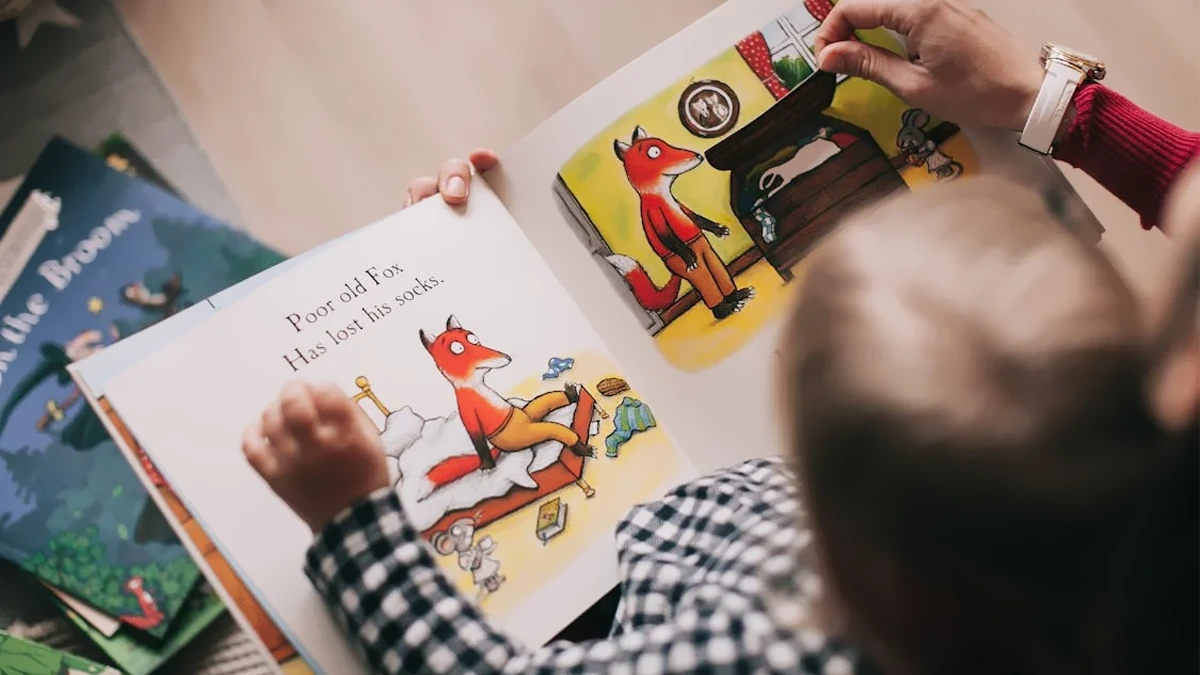 maestra legge libro ad un bambino