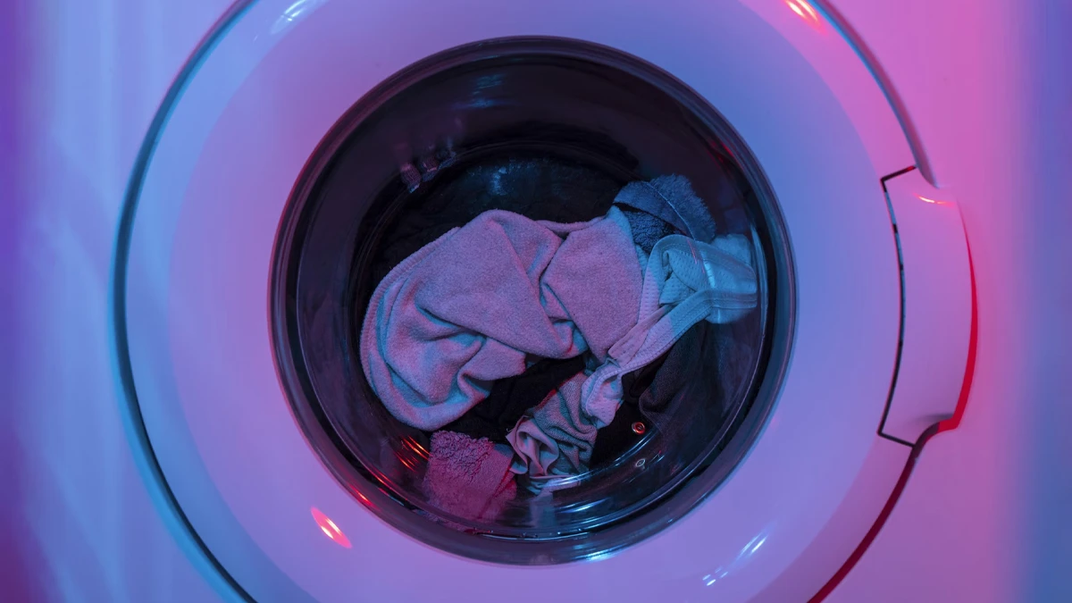lavatrice con vestiti