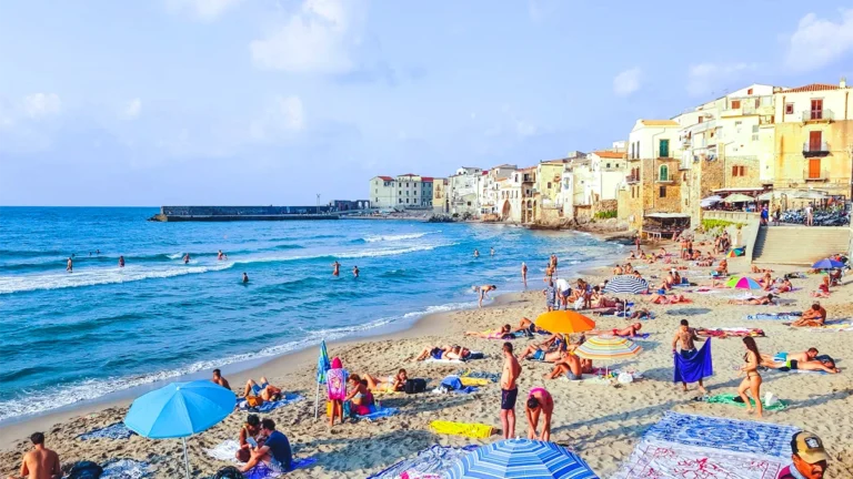 persone in spiaggia a cefalu